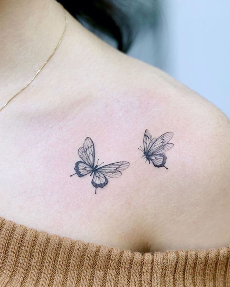 tatuagem de borboleta feminina no ombro