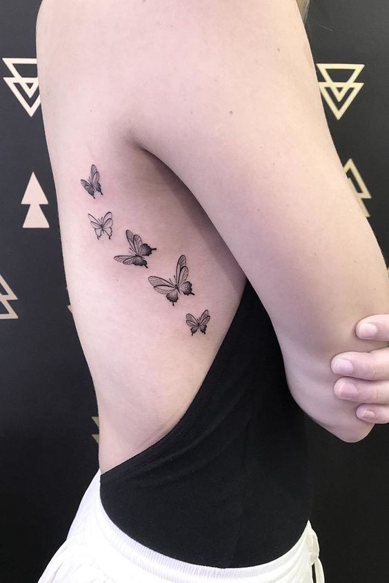 tatuagem de borboleta na costela