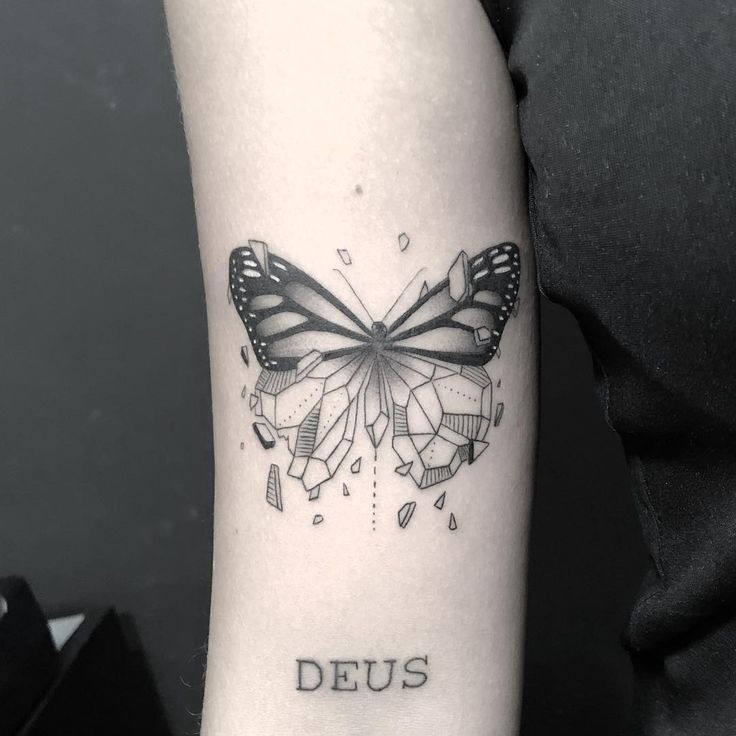 tatuagem de borboleta delicada