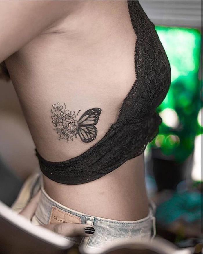 tatuagem de borboleta na barriga