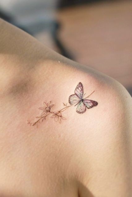 tatuagem de borboleta no ombro