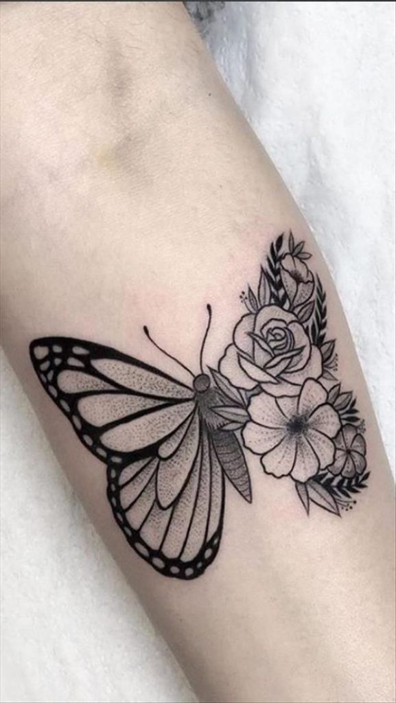 tatuagem de borboleta com flores