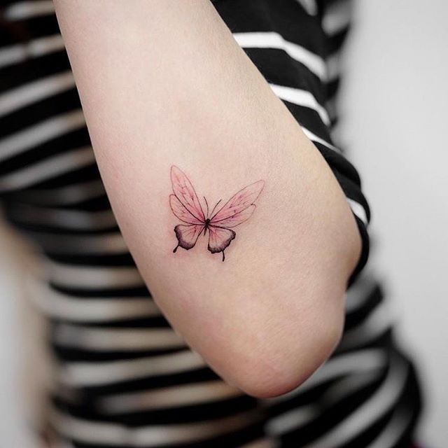 tatuagem de borboleta colorida