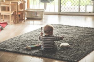 Quais são as vantagens de dar um brinquedo infantil educativo para o meu filho?