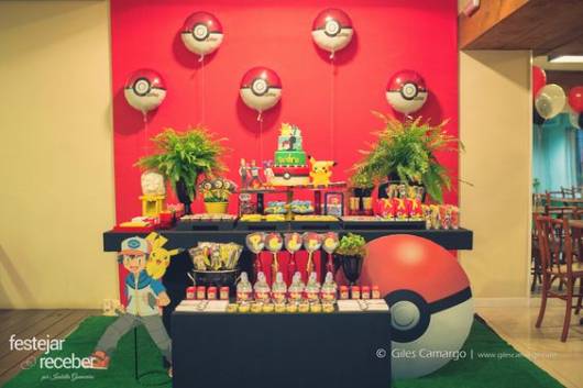Mesa decorada do Pokémon