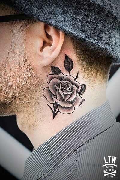 tatuagem no pescoço com rosa 