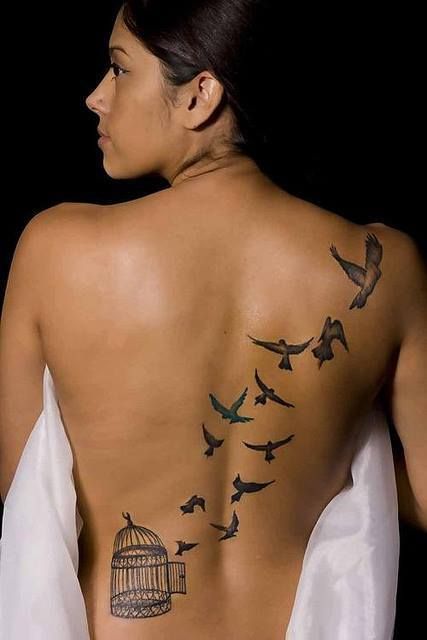 tatuagem nas costas passaros