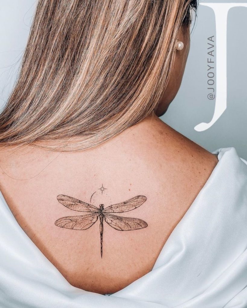 tatuagem nas costas libelula