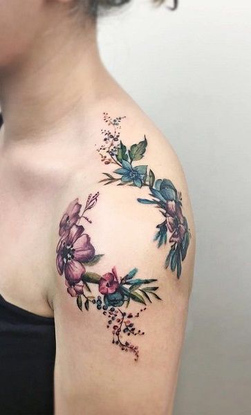 Tatuagem colorida no ombro feminina