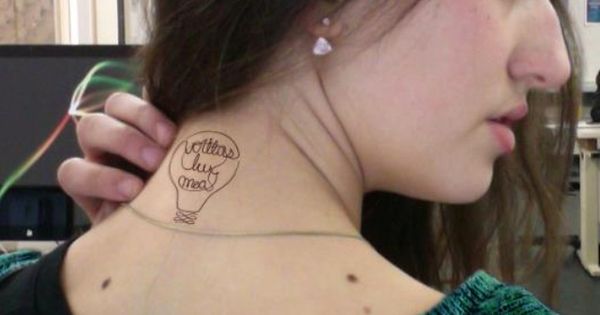 tatuagem no pescoço com frases Veritas lux mea