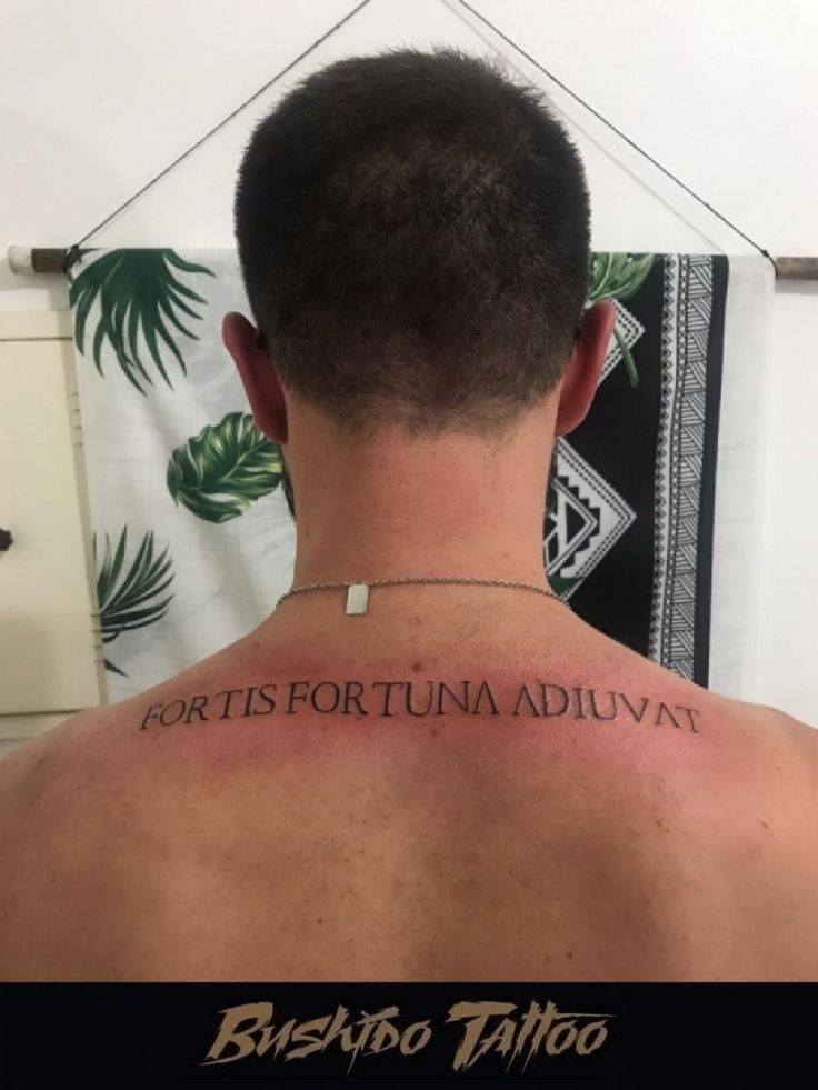 tatuagem no pescoço com Fortis Fortuna Adiuvat