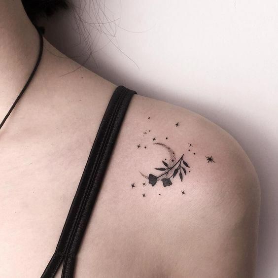 tatuagem pequena no ombro