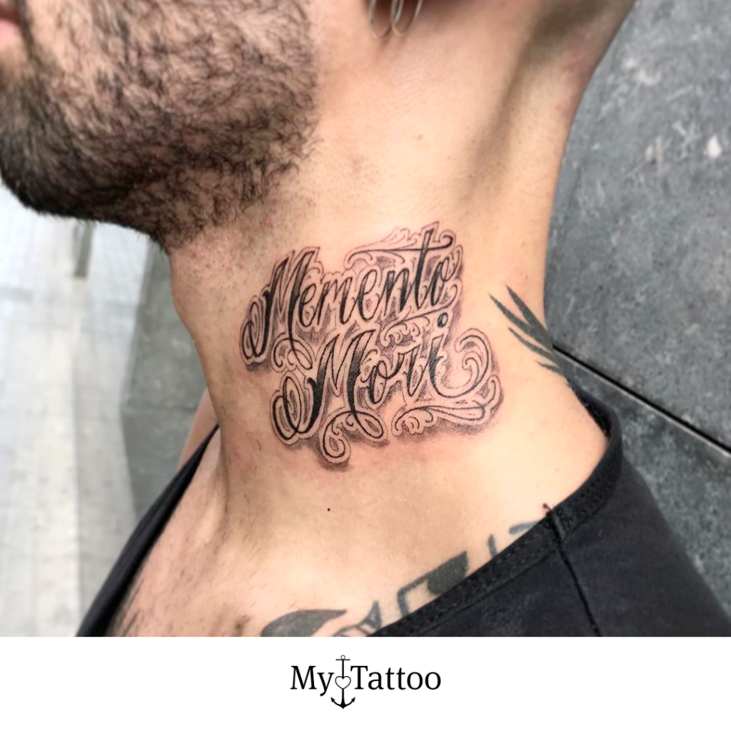 tatuagem no pescoço com frases Memento VIvere