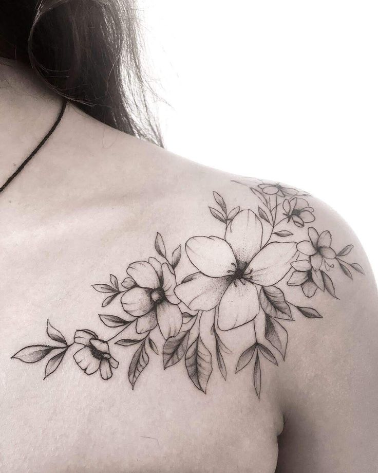 Tatuagem de flor no ombro delicada