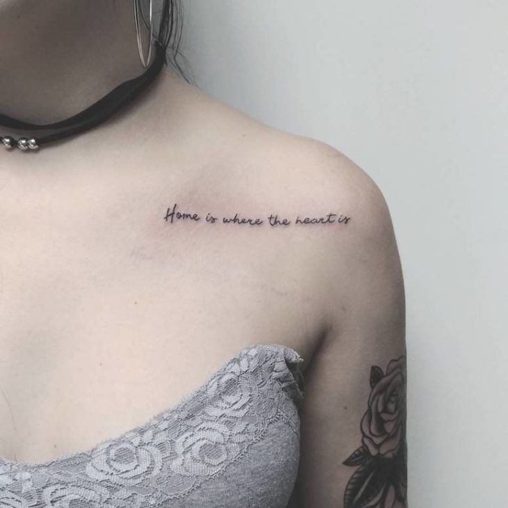 tatuagem feminina no ombro com frases