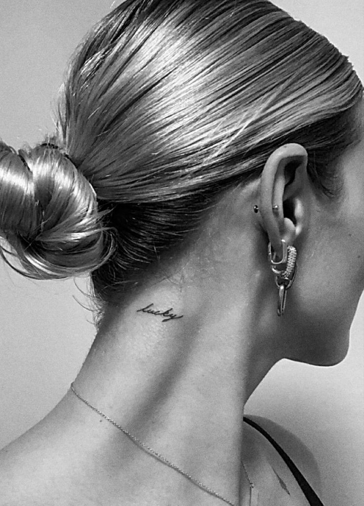 36 Ideias de tatuagem no pescoço para você se inspirar e significado dessa  tatuagem - Vamos Mamães