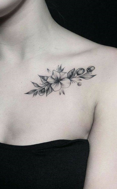 tatuagem de flor no ombro 
