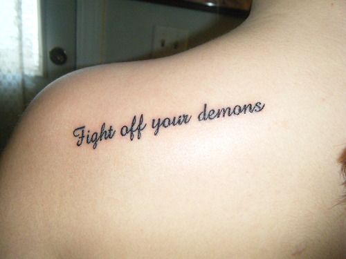tatuagem no pescoço com Fight off your demons