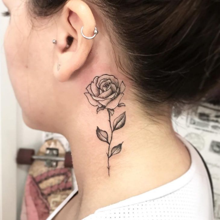tatuagem no pescoço para mulher 