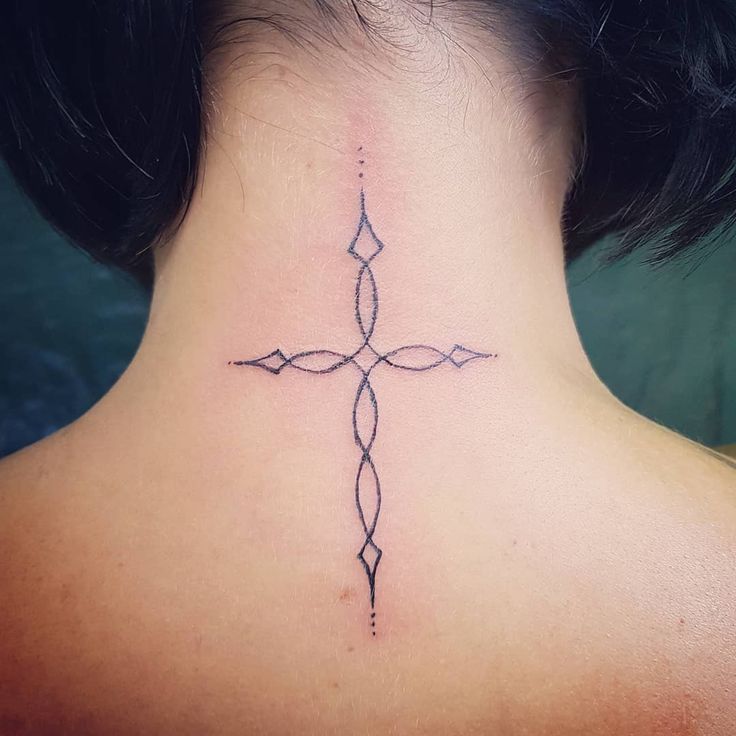 Significado de tatuagem de cruz no pescoço