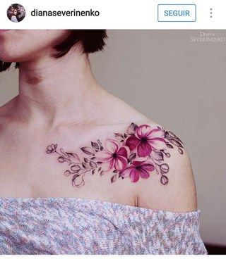 Tatuagem colorida no ombro feminina