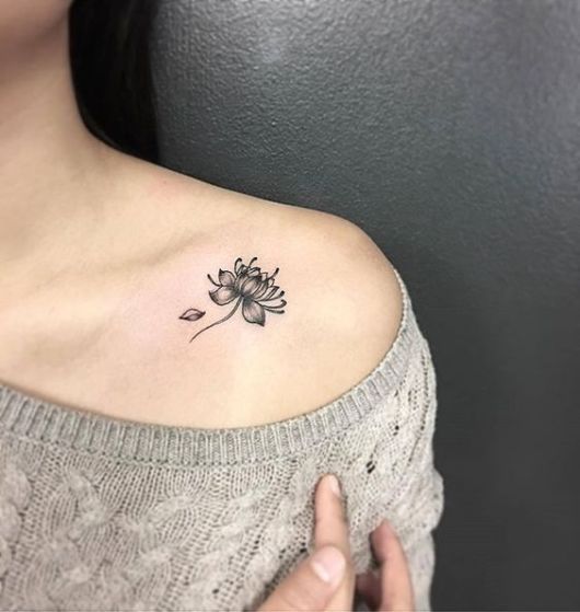 Tatuagem de flor no ombro delicada