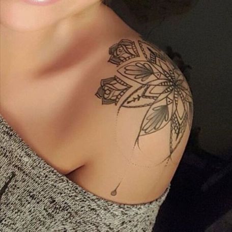 Tatuagem feminina no ombro na parte da frente 