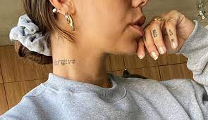 tattoo no pescoço feminina