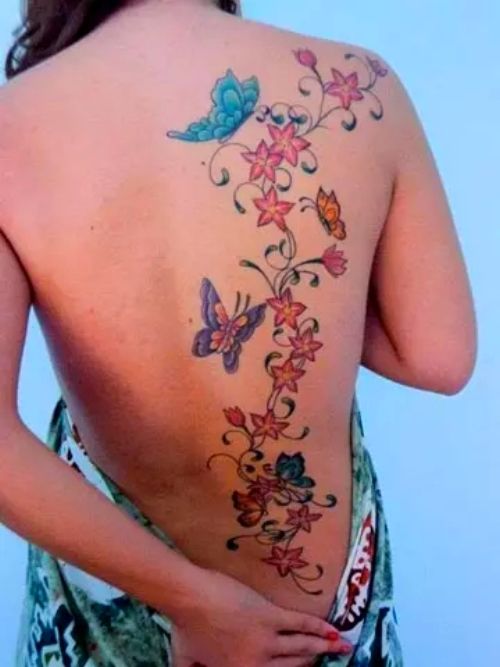 tatuagem nas costas com flores e borboleta