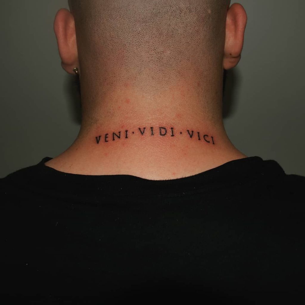 tatuagem no pescoço com frases Veni, Vidi, Vici