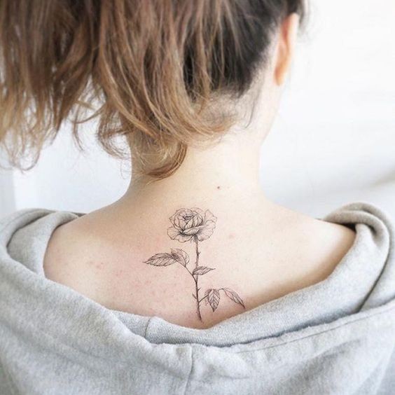 tatuagem nas costas flor 