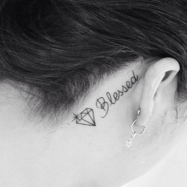 Significado de tatuagem no pescoço com a frase Blessed ou fé