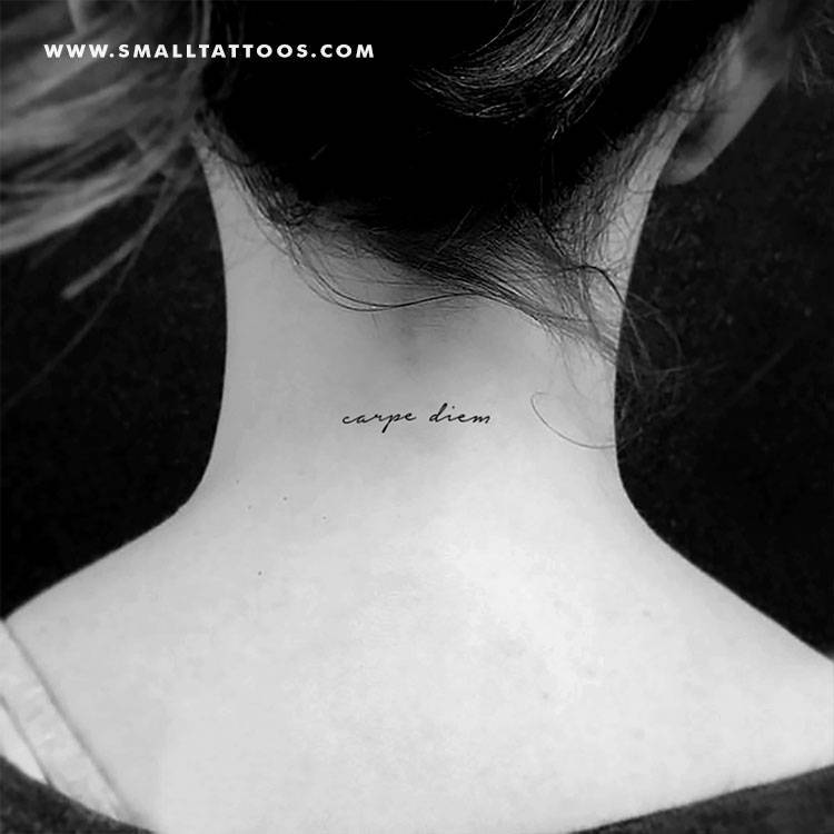 tatuagem no pescoço com frases Carpe Diem