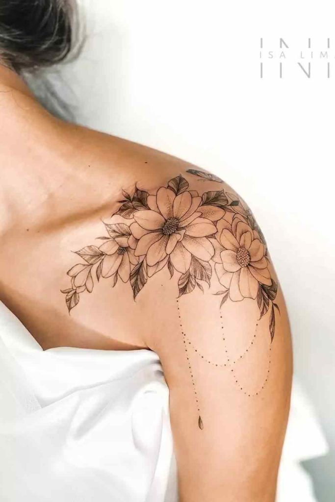 tatuagem floral no ombro