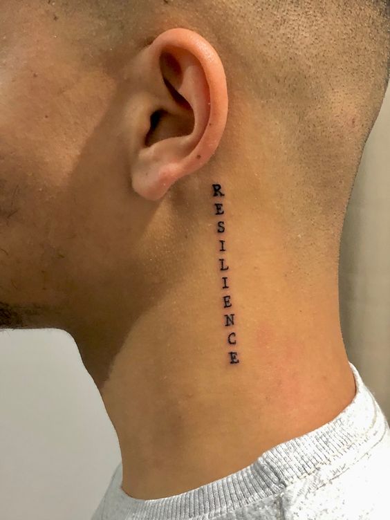tatuagem no pescoço com frase