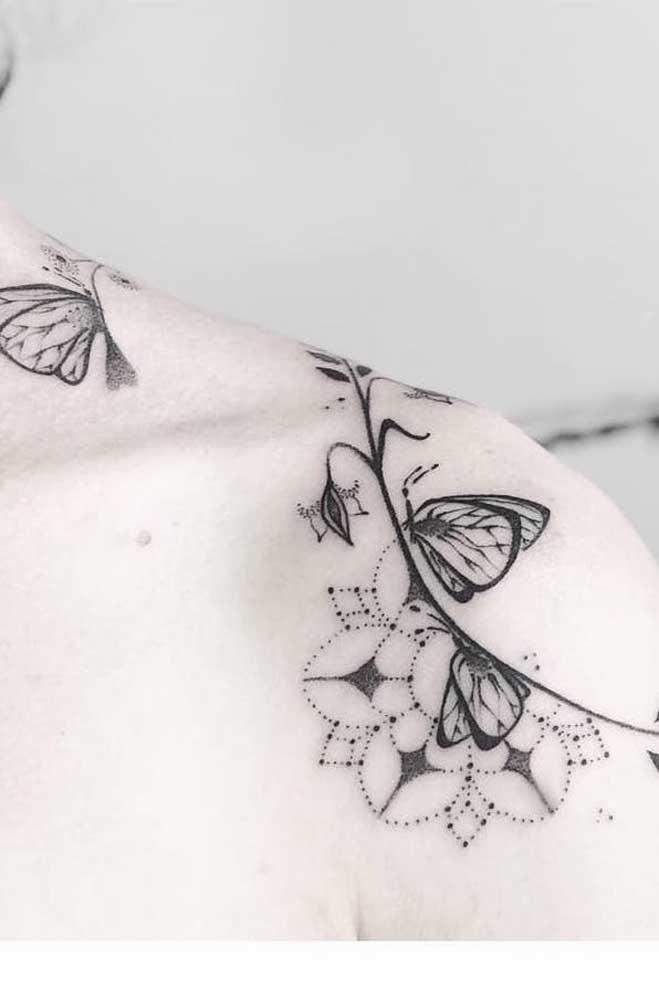 Tatuagem feminina no ombro 