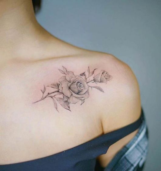 tatuagem feminina no ombro 