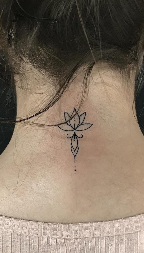 tatuagem pequena no pescoço