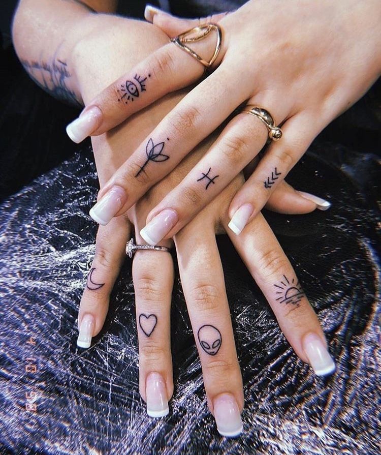 Tatuagem feminina na mão e dedos