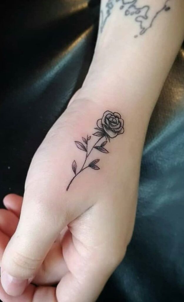 Tatuagem na mão feminina com flor