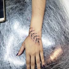 Tatuagem na mão feminina delicada