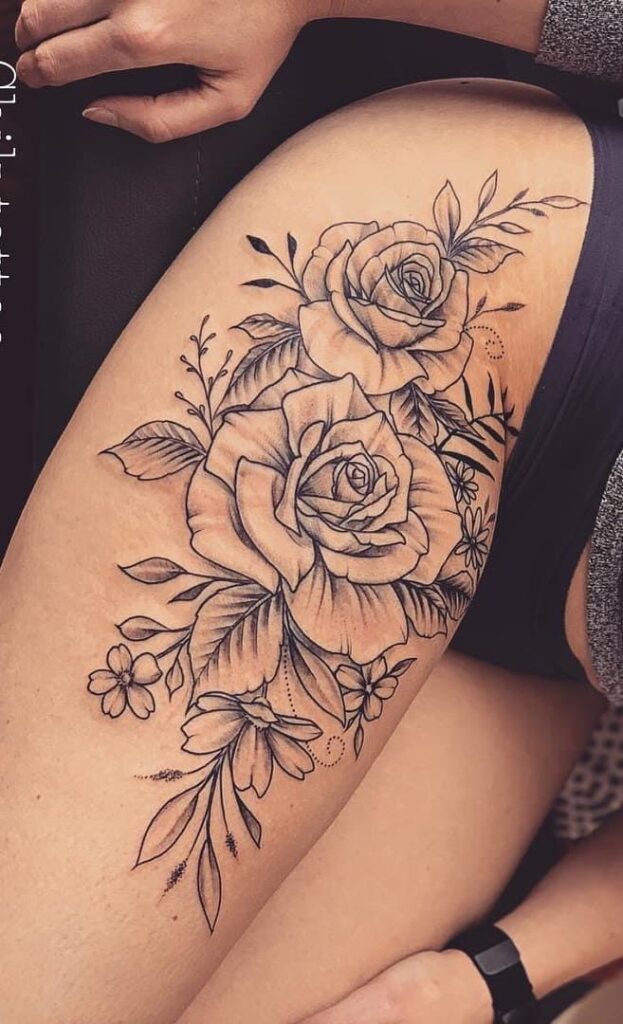 Tatuagem na perna feminina delicada com flor 