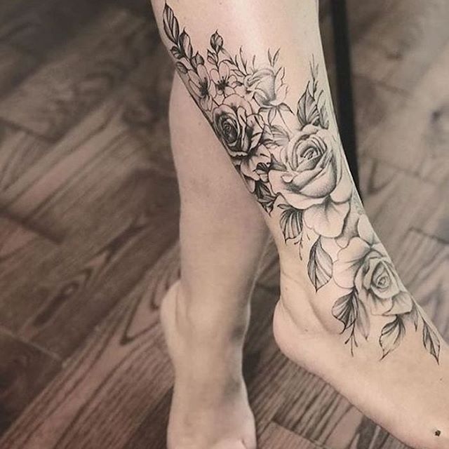 Tatuagem feminina na perna com flor 