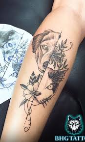 Tatuagem feminina de cachorro grande